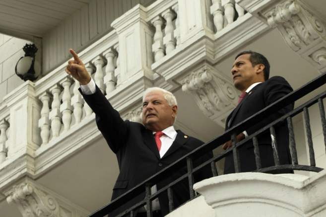 El ex presidente de Panamá, Ricardo Martinelli, con el presidente de Perú, Ollanta Humala, en el palacio presidencial panameño
