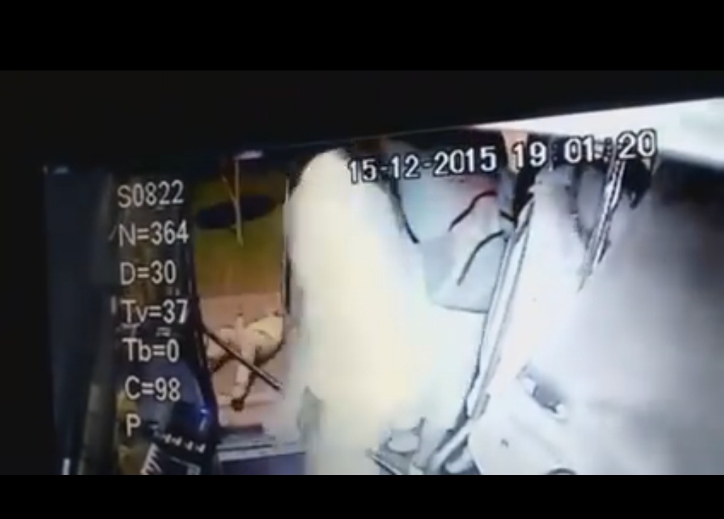 De acuerdo al vídeo grabado con las cámaras de video vigilancia del camión el conductor agredió al hombre en diversas ocasiones
