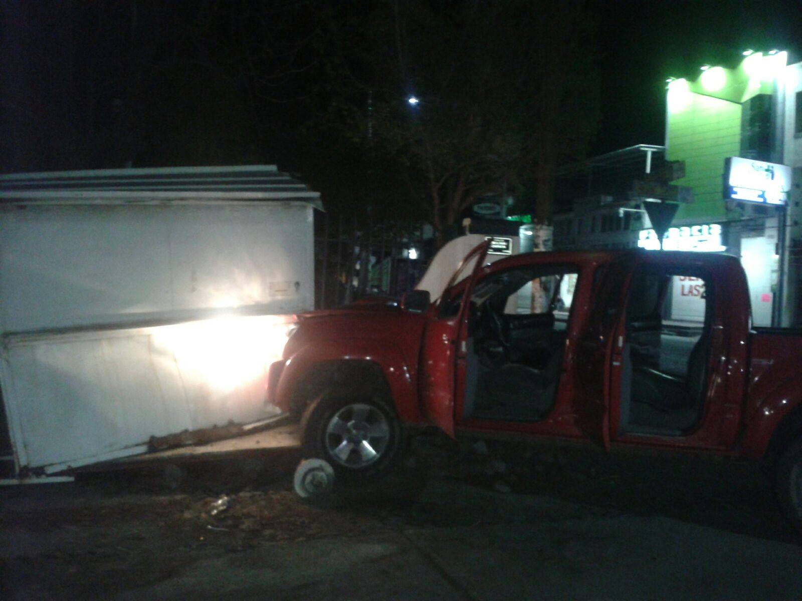 Los agresores se dieron a la fuga a bordo de la camioneta Tacoma, pero el conductor perdió el control e impactó el vehículo contra un puesto de tacos 