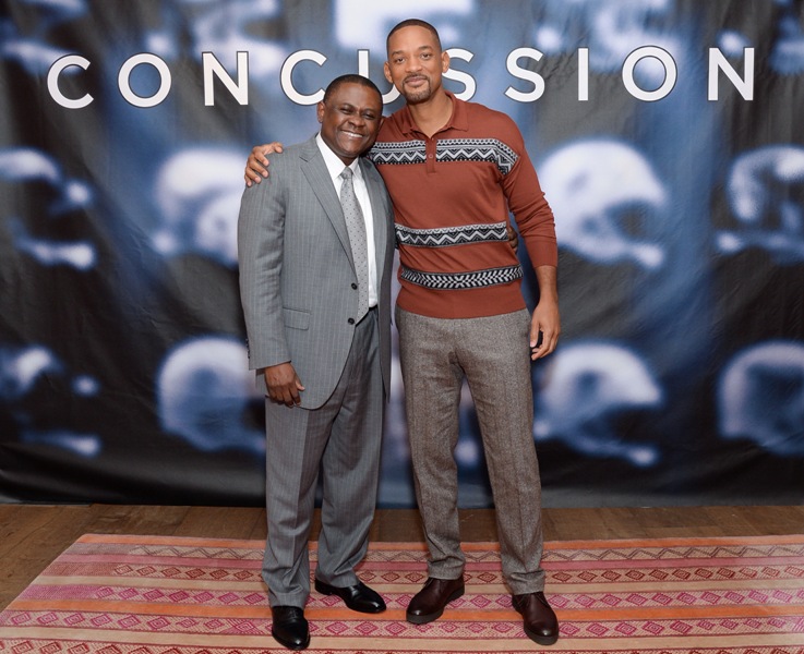 El doctor Bennet Omalu, junto al protagonista. 
