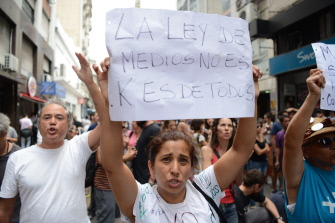Manifestantes protestan ante la sede de la Autoridad Federal de Servicios de Comunicación Audiovisual (AFSCA) en Buenos Aires, Argentina 