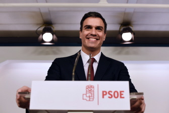 Pedro Sánchez, líder del PSOE, sonríe durante la conferencia de prensa en la sede del partido tras reunirse con Mariano Rajoy en La Moncloa