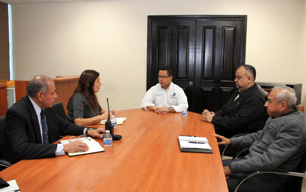 La reunión se llevó a cabo en la sala de juntas de la Oficina del alcalde de Santa Catarina. 
