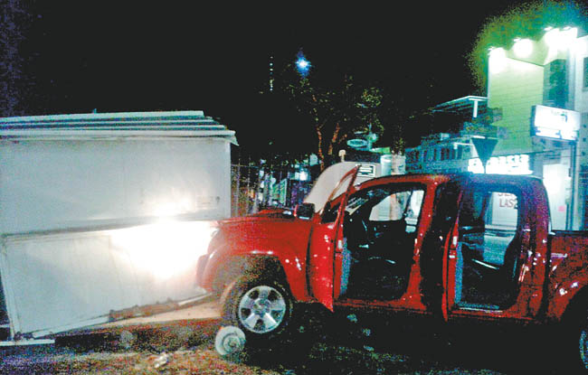 Los agresores huyeron a pie tras estrellar el vehículo en el que viajaban. 