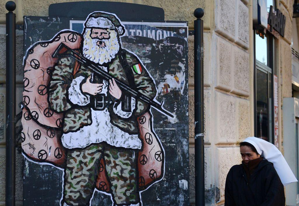 El nuevo trabajo del artista Mauro Pallota en una de las calles de Roma, Italia, muestra a un Santa Claus armado. 