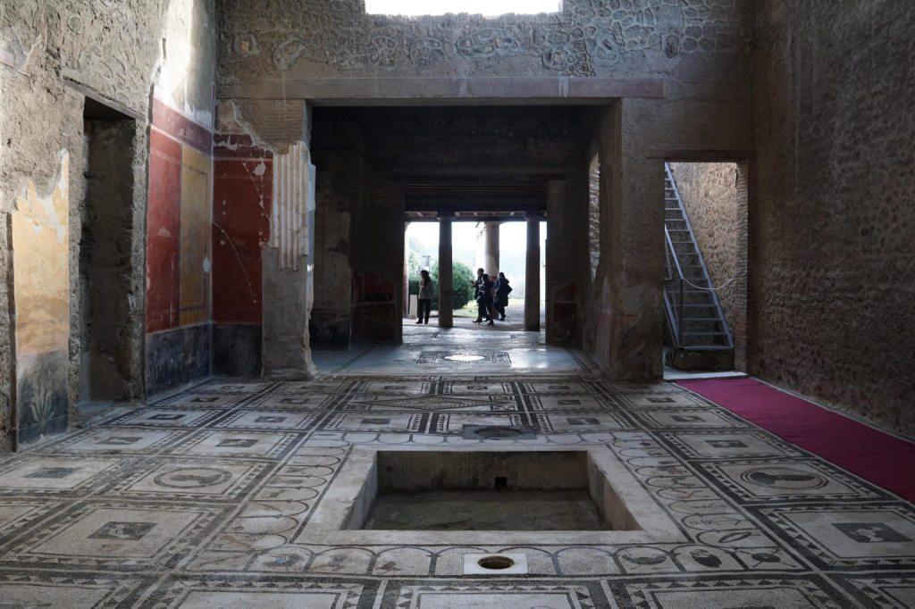 Las casas restauradas son la Fullonica di Stephanus, la Casa del Criptoportico, la Casa di Paquius Proculus, la Casa del Sacerdos Amandus, la de Fabiu