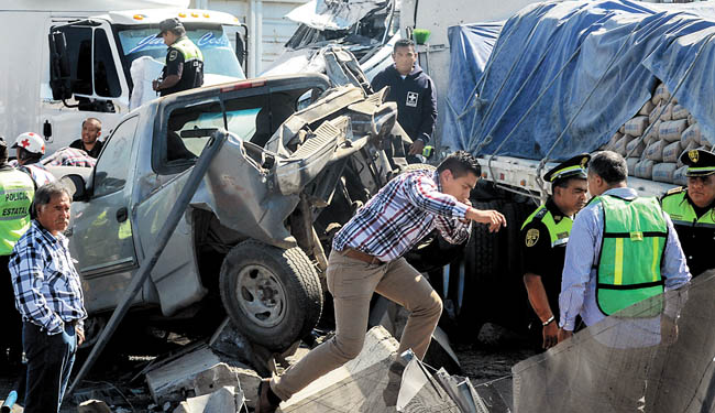 Decenas de vehículos sufrieron daños; la policía resguardó la zona y auxilió a los lesionados. 