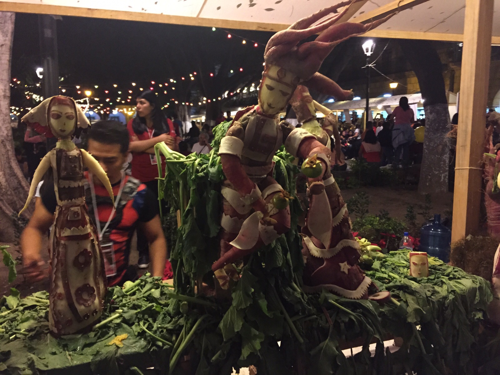 Las figuras y representaciones fueron hechas únicamente de la corteza, la pulpa y las hojas de los rábanos.
