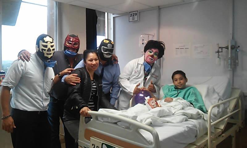 Los payasitos y luchadores llevaron un poco de alegría.