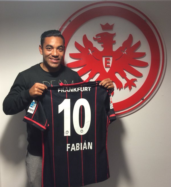 Marco Fabián con su playera 