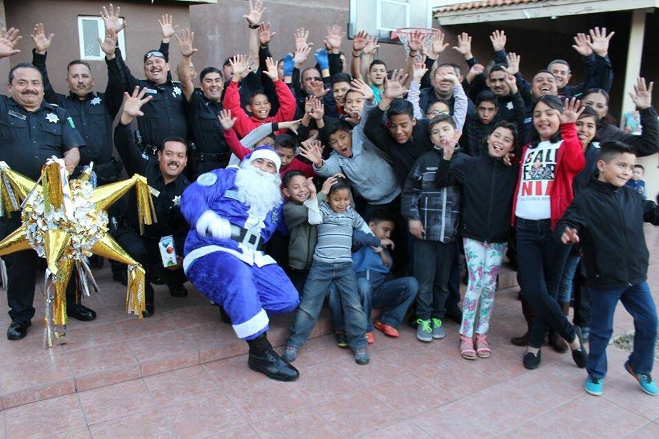 Santa Cop repartío juguetes y convivió con los niños. 