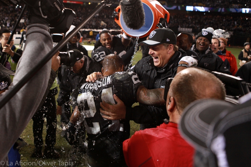 Raiders se llevó el triunfo en tiempo extra 