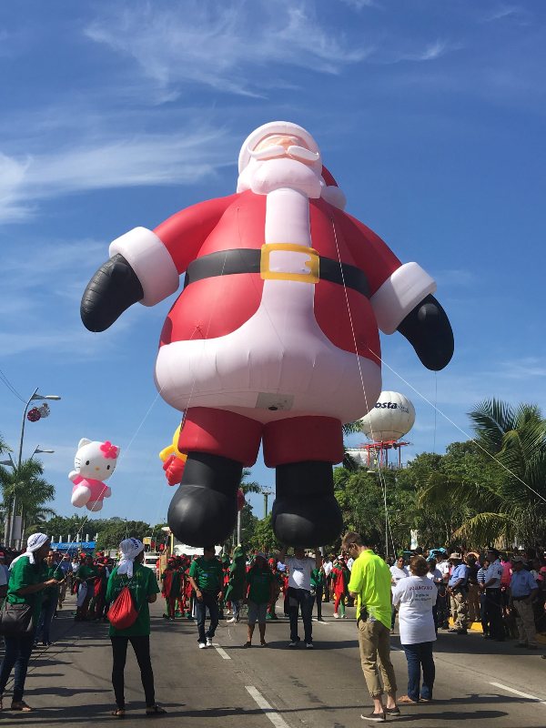 Santa Claus fue uno de los protagonistas del desfile. 