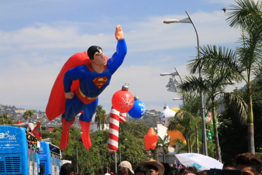 Superman y Batman estuvieron en el desfile. 