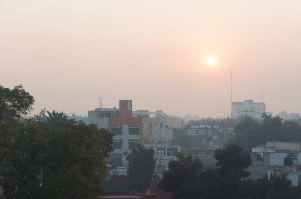 Las cinco zonas que integran el Valle de México amanecieron con mala calidad del aire. 