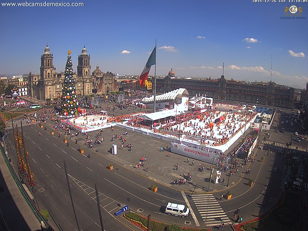 Decenas de capitalinos disfrutan de la pista de hielo del Zócalo, una vez que se reanudaron las actividades.