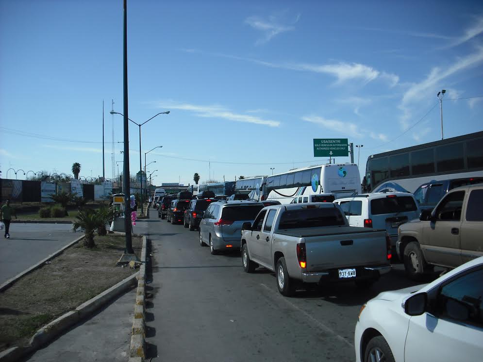 Hasta tres kilómetros de fila en el puente internacional Nuevo Laredo.