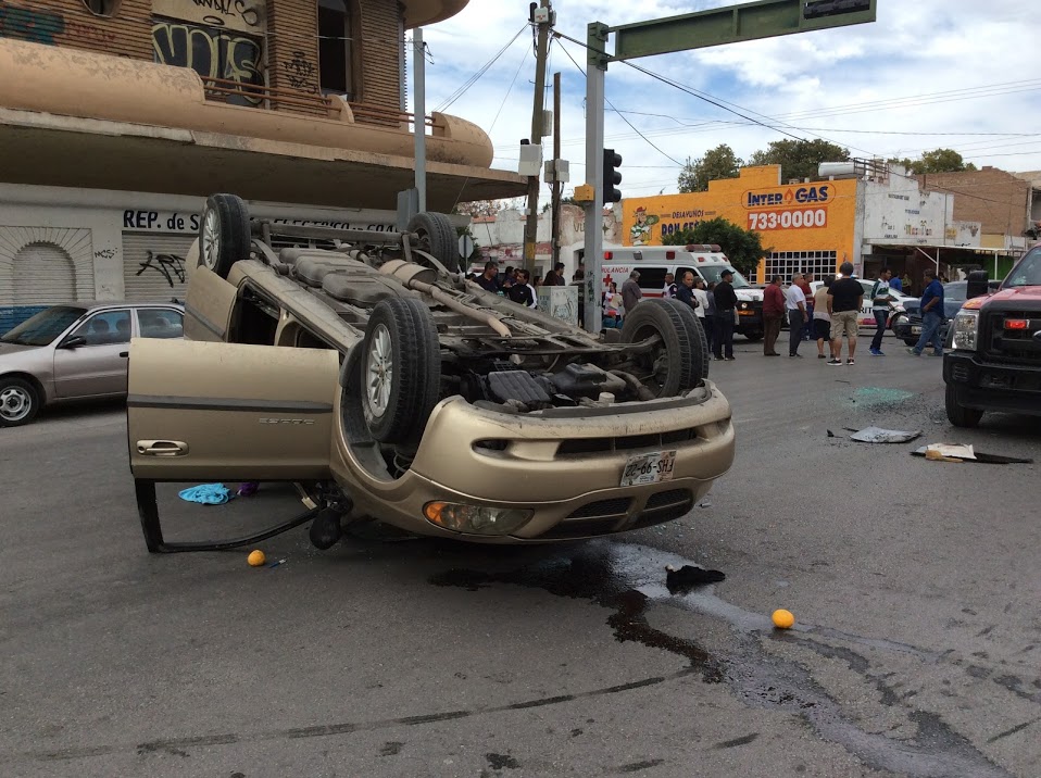 Paramédicos y elementos del Cuerpo de Bomberos liberaron a la accidentada.