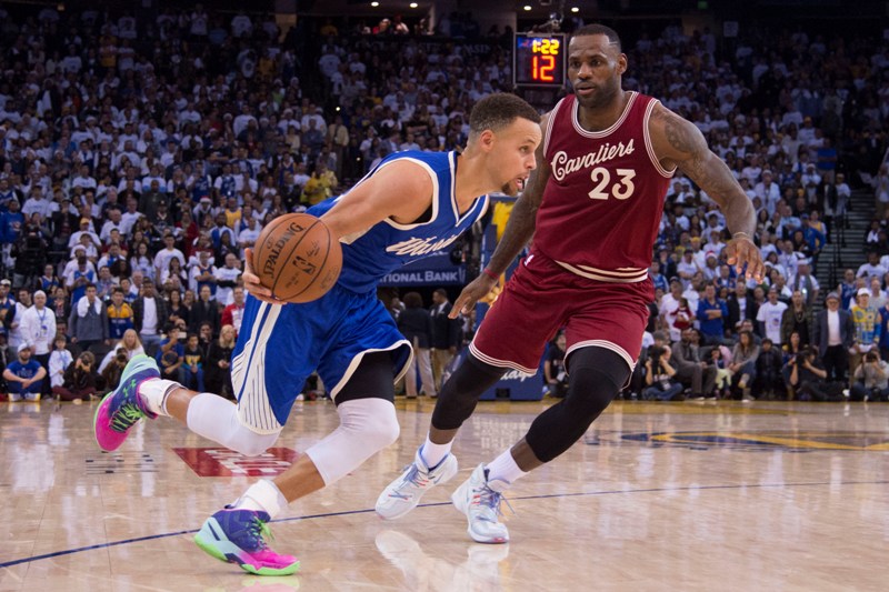 Stephen Curry (30) y  LeBron James (23)