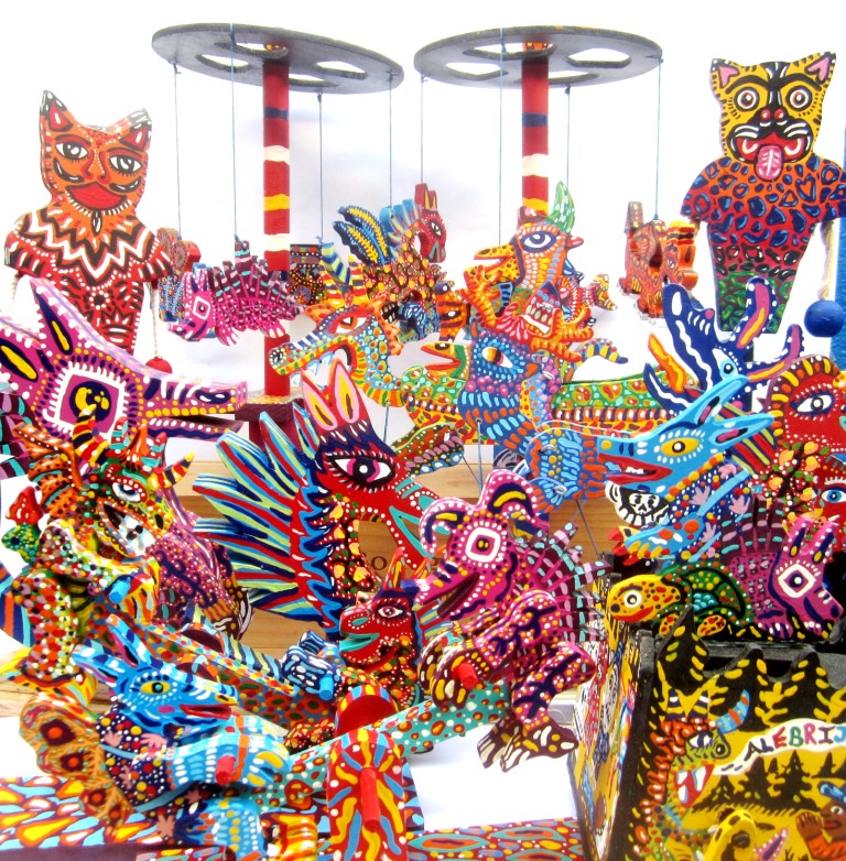 Tres talleristas del Museo de Arte Popular deben reinventarse e innovar con los juguetes navideños. 