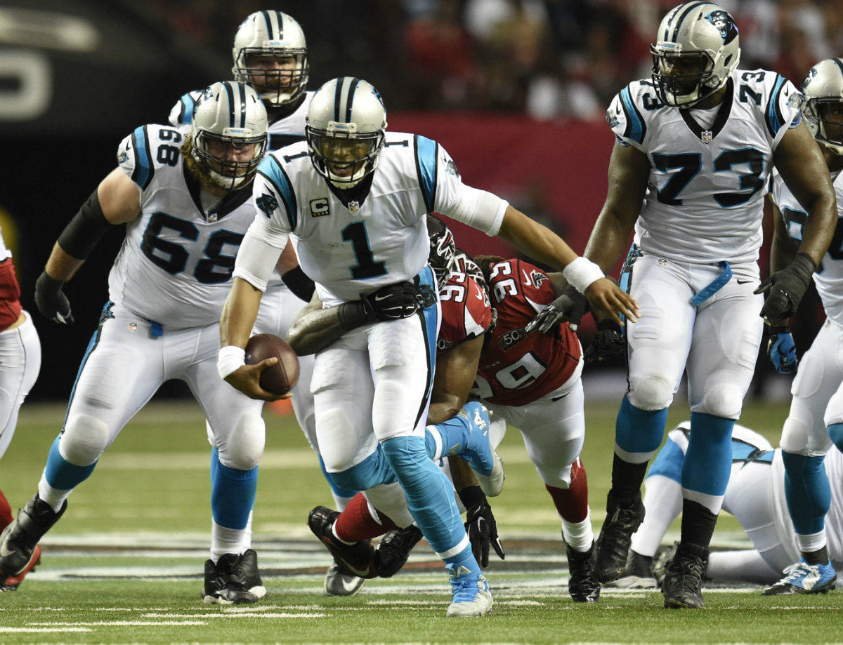 Cam Newton, detenido por Malliciah Goodman, de Atlanta Falcons