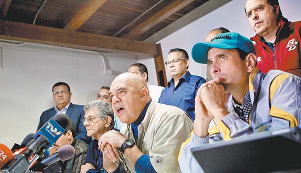 Jesús Torrealba (centro), secretario ejecutivo de la coalición opositora en Venezuela junto a Henrique Capriles (der) en Caracas.