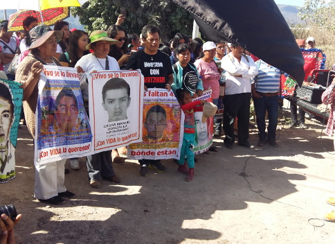 Los padres regresaron a Iguala al punto donde los normalistas fueron vistos por última vez.