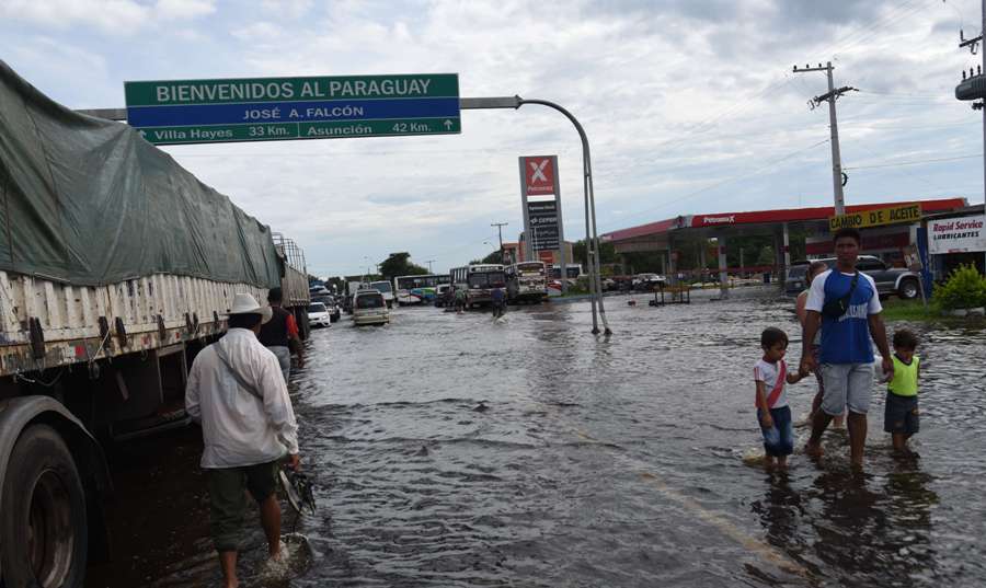 Paraguay es el país más afectado, tan sólo en los alrededores de la capital, Asunción fueron evacuadas 90 mil personas.