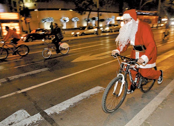 Santaclós, entre los miles que pasearon en bicicleta por Reforma.