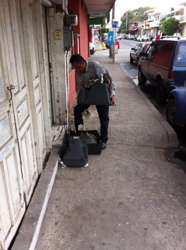 Tiran en las calles los televisores analógicos.