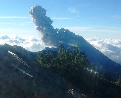 El volcán emitió una exhalación hoy de más de mil metros de altura. 
