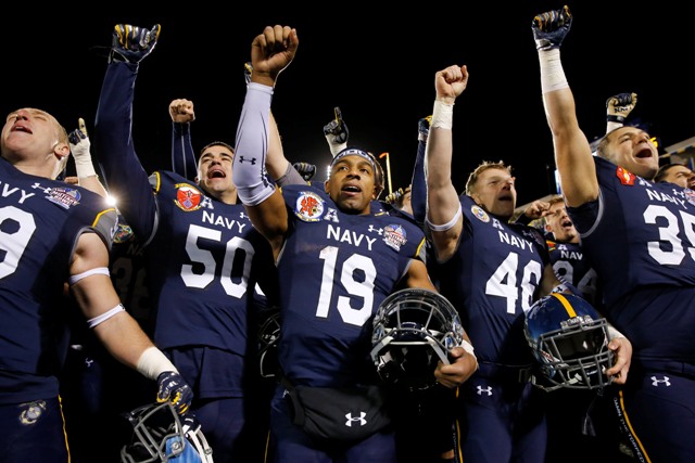 Keenan Reynolds (18) impulsó la victoria de Navy en el Military Bowl 