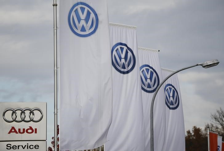 El logo de Audi cerca de unas banderas con el logo de Volkswagen, en una automotora en Bad Honnef, Alemania.