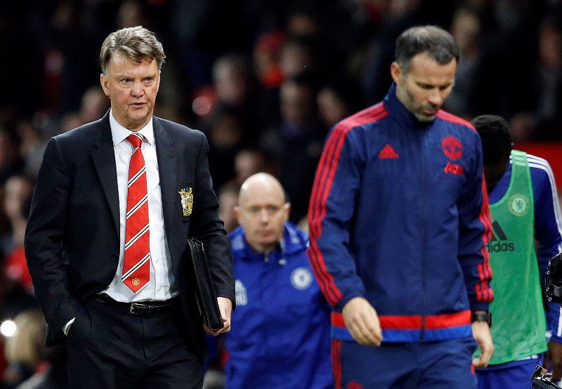 Louis Van Gaal y Ryan Giggs, dejan el campo finalizado el encuentro 