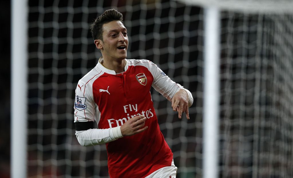 Mesut Özil fue autor de uno de los goles del Arsenal 