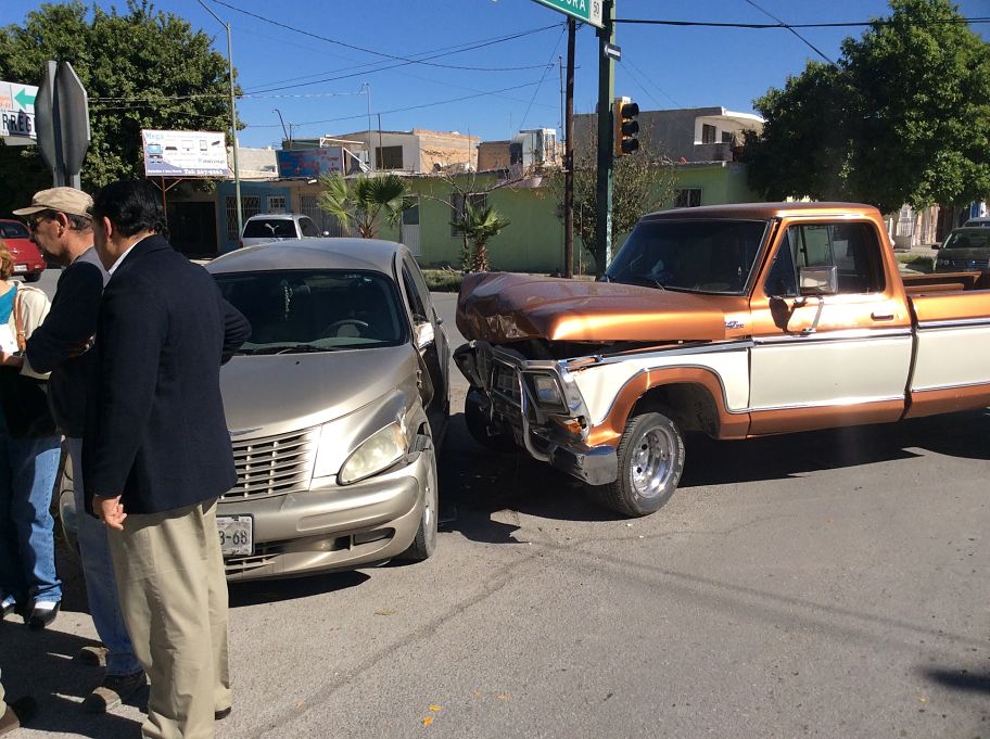 Un lesionado dejó choque en el Centro de Torreón- Grupo Milenio