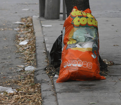 En diversos sectores de la ciudad se pueden apreciar bolsas con basura.