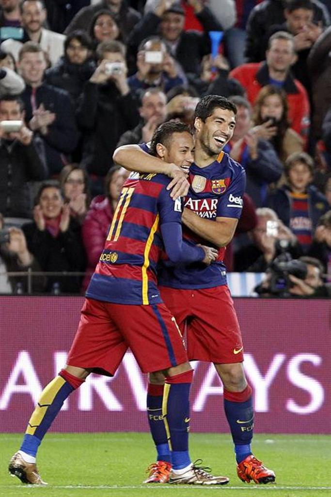 Suárez celebra con Neymar 