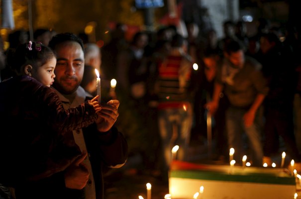 Un hombre y su hija durante una protesta el 25 de diciembre.