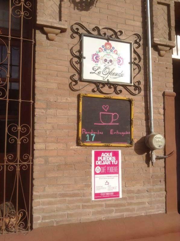 El consumidor paga el suyo primero y deja pagado uno o varios más en carácter de "pendientes".