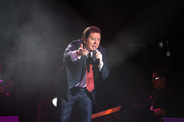 Cuando el cronómetro regresivo marcaba tres horas 20 minutos para esperar las 12 campanadas, Jorge Muñiz, abrió su recital con el tema: "La otra parte