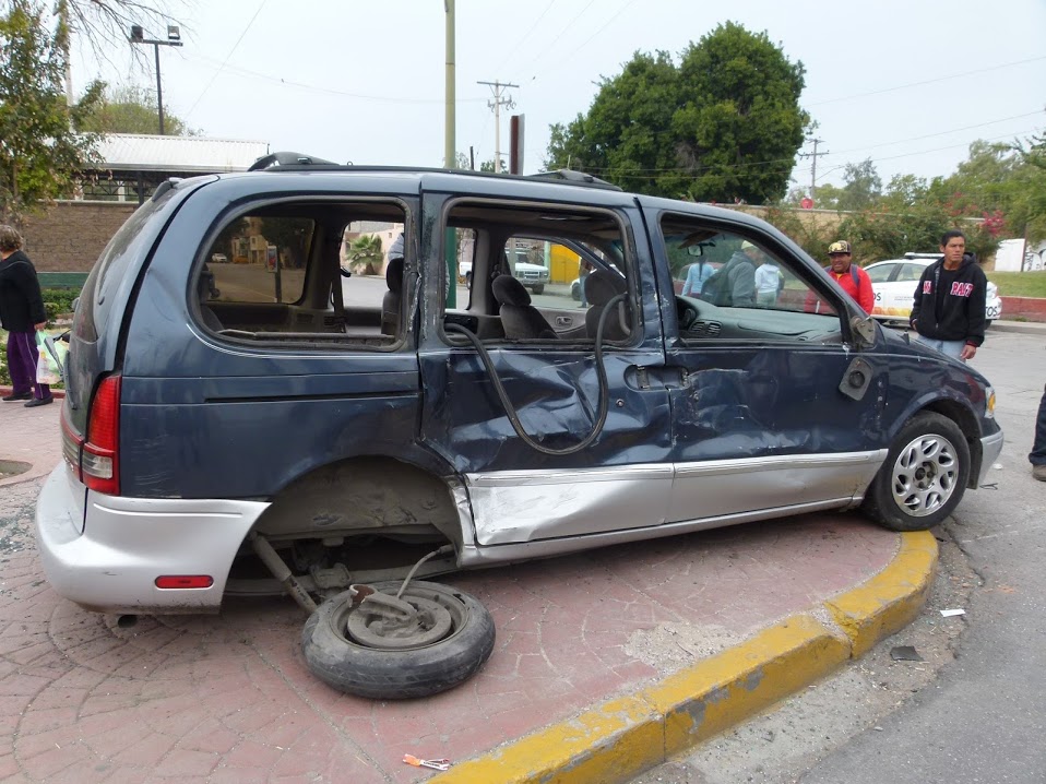 Los heridos fueron revisados por paramédicos de la Cruz Roja de Torreón, quienes los trasladaron de emergencia a un hospital de la localidad en donde 