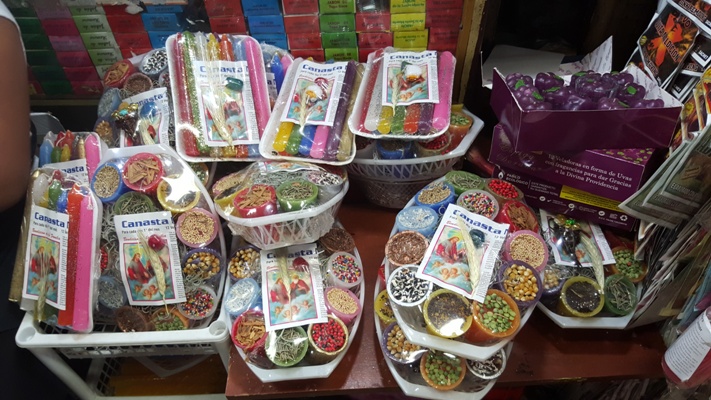 Las canastas con velas para la prosperidad son uno de los productos más vendidos.