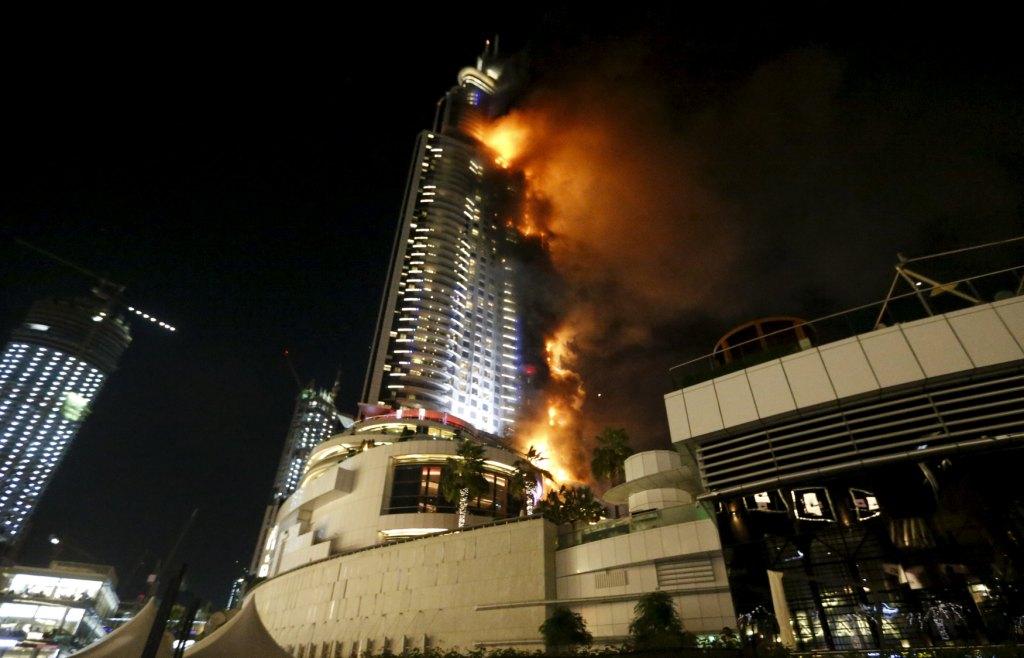 La policía informó que el incendio se registra en el hotel Address Downtown.
