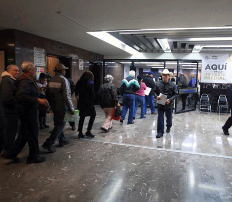 Un nutrido grupo de personas acudió a realizar su pago a Palacio Municipal.