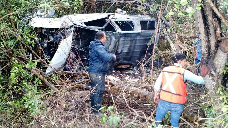 La camioneta quedó en el fondo del pequeño barranco.