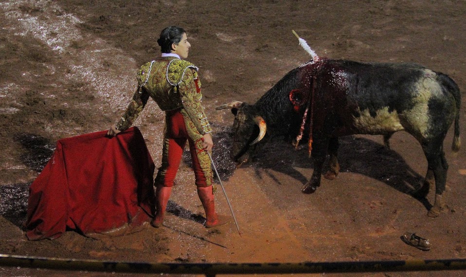La lluvia y el frío, no impidió que el recinto de ciudad jardín registrara una excelente entrada para presenciar un festejo ya tradicional.