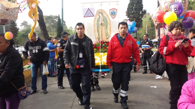 Los paramédicos y rescatistas hicieron una segunda peregrinación a la Basílica de Guadalupe.