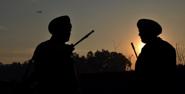 La policía india anunció el fin de un ataque que duró unas 14 horas contra una estratégica base aérea en el estado de Punyab.
