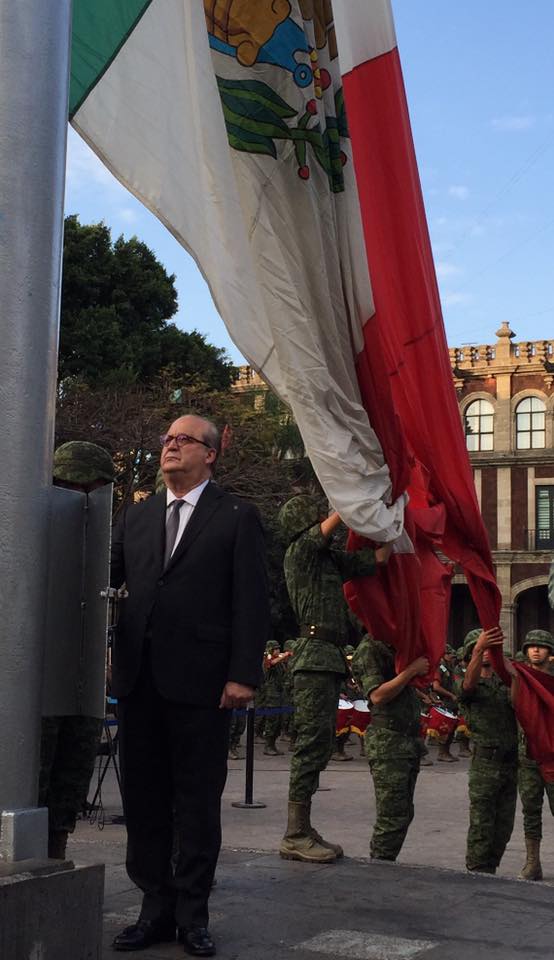 El gobernador de Morelos, Graco Ramírez, encabezó la ceremonia donde se izó la bandera a media asta en memoria de la alcaldesa de Temixco, Gisela Mota